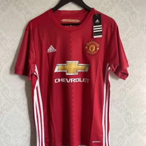 Zlatan Man United 16/17 Hemmatröja  - Zlatan Man United 16/17 Hemmatröja. Storlek M. Topp kvalite med prislapp kvar.