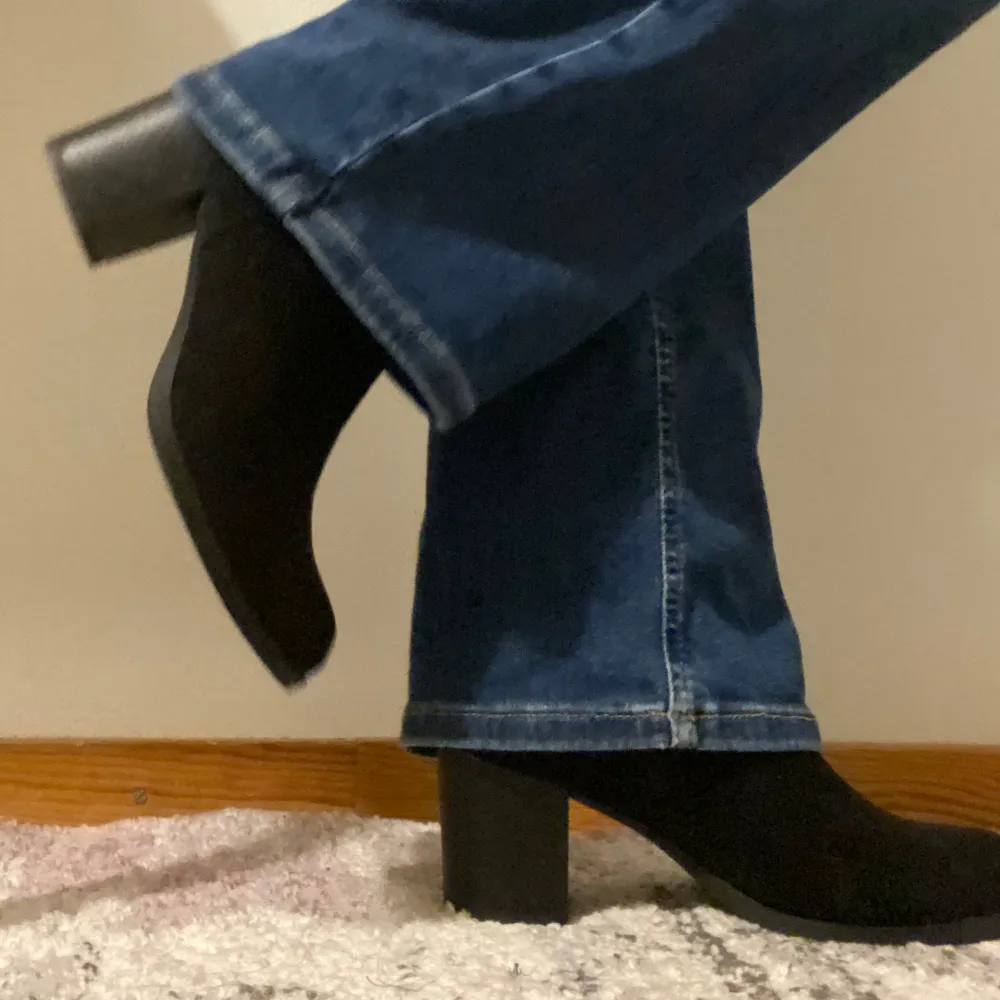 Snygga svarta boots med klack som ger en stilren look. Perfekta för att lyfta vilken outfit som helst. Passar bra till både jeans och klänning.. Kengät.