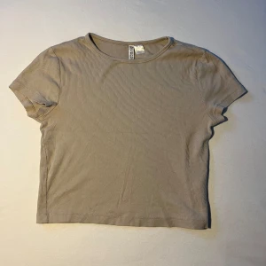 Beige ribbad t-shirt  - Hej, Säljer en basic beige ribbad t-shirt som passar till allt. nyskick då den aldrig är använd. 
