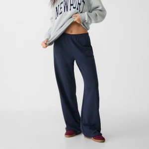 Blåa mjukbyxor - Säljer mörkblå mjukbyxor från stradivarius. De är oanvända och inget slitage.  