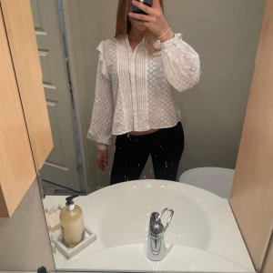 Vit sommarblus - Fin sommarblus från bikbok, endast testad vid ett tillfälle. Hör av er vid intresse💞