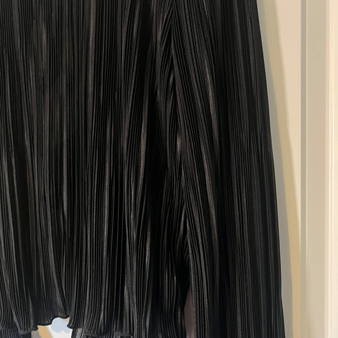 Svart plisserad blus från NA-KD - 1