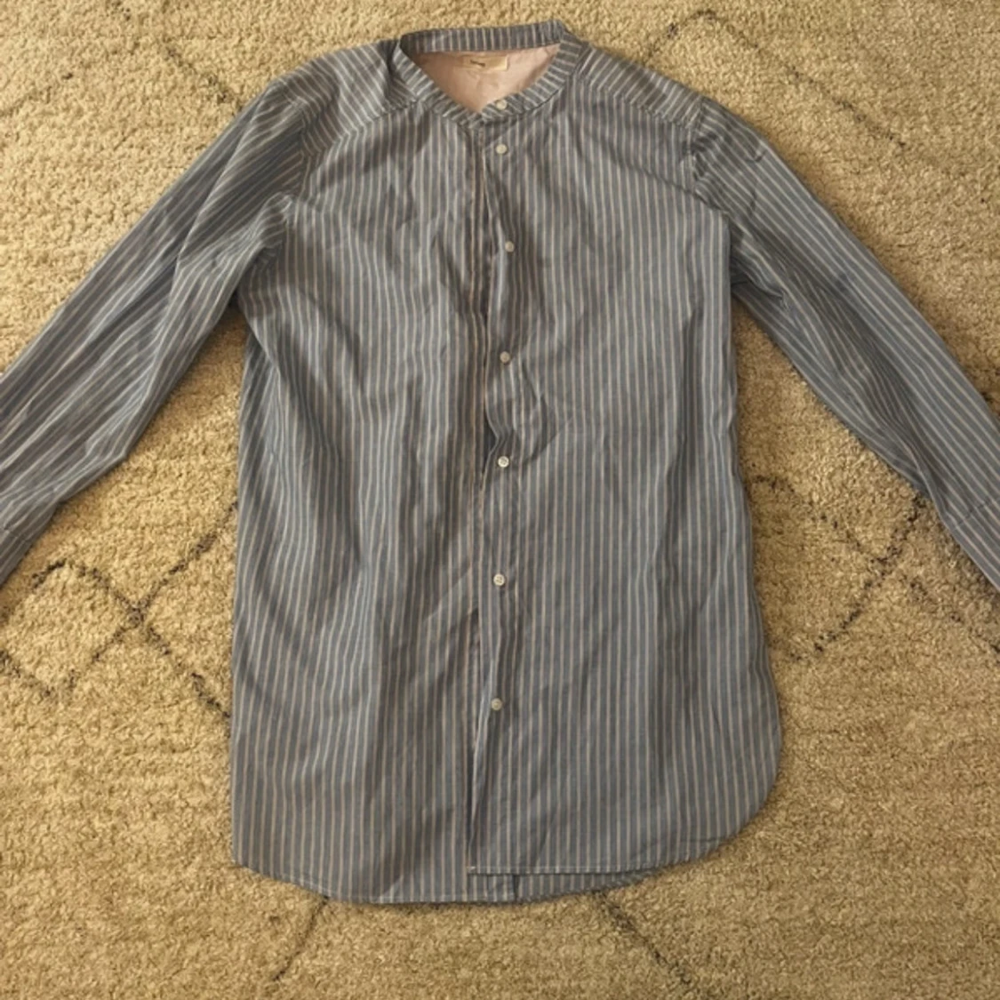 Blå och vit randig skjorta från Levate