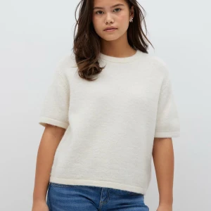 Vit kortärmad stickad tröja  - En vit kortärmad stickad tröja, ifrån Gina Tricot, nästintill aldrig använd, unga defekter. Storlek 170. Skriv vid intresse och fler bilder🤍