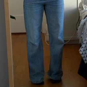 Lågmidjade jeans - Snygga blå jeans från stradivarius, storlek 38! 