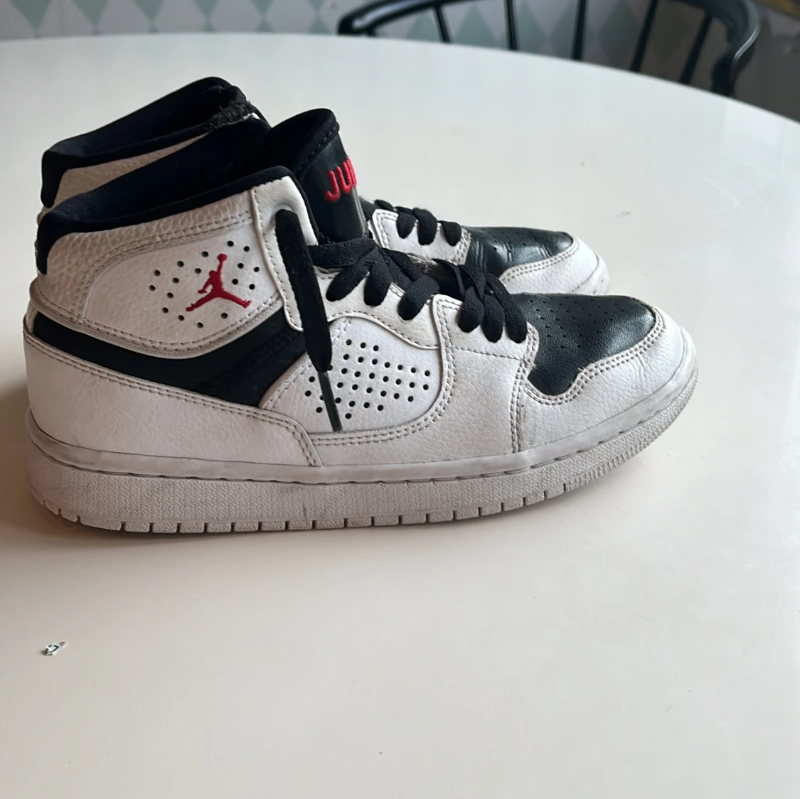 Jordans Jumpman skor med röd logga - 2