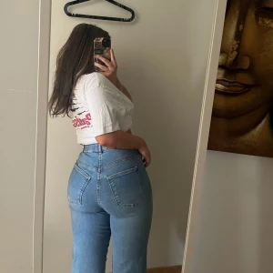 DR.denim - Blå jeans med hög midja  - Snygga blå jeans med hög midja och en avslappnad passform. Designad med en slitning på ena benet. Perfekta för en casual stil. Från DR.denim, använda 1-2 gånger, stretchiga, ord.pris: 699kr