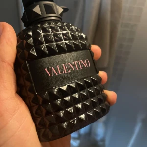 Valentino Uomo 100ml Helt ny🔥 - Säljer en helt ny icke använd Valentino Uomo Born in Roma Eau de Toilette för ett billigt pris. Ny pris 1400🔥
