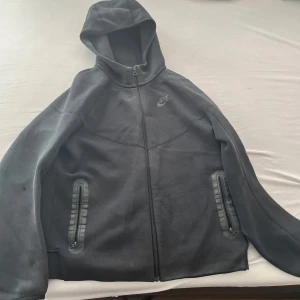 Svart nike tech hoodie  - Säljer en svart hoodie från Nike