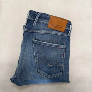 Replay Anbass - - Replay Anbass — Storlek 32/32 — 9/10 — Bra skick utan skavanker — Inkluderat - Jeans — Retail 2000kr — Modellen är - 180cm, 65kg -