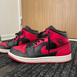 Air Jordan Mid “Chicago Bulls” colour - Pair is in mint condition, didn’t wear them a lot, needs a bit of cleaning for perfection. Size: EU 42 (26.5cm) 