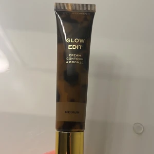 Glow Edit Cream Contour & Bronze - Glow Edit Cream Contour & Bronze i nyansen Medium. Perfekt för att skapa en solkysst look med en krämig formula. Förpackningen gör det lätt att applicera😍