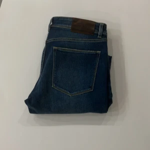 J.Lindberg jeans - Feta jeans som sitter perfekt dom är helt nya och har inga tecken på användning. Vårat pris är 349 som är skit bra🙌🏻 hör av dig