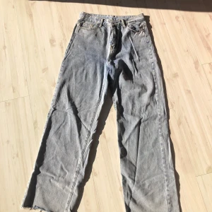Grå jeansbyxor - Säljer ett par grå jeansbyxor. Perfekta för en casual look.
