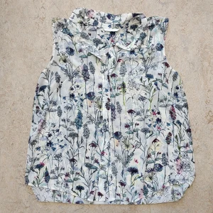 Semi transparent/skir blommig blus från H&M - Säljer en vacker blommig blus från H&M i storlek XL. Blusen har ett färgglatt blommönster på en off-white bakgrund. Den har en klassisk krage, ärmlös, knappar hela vägen. 