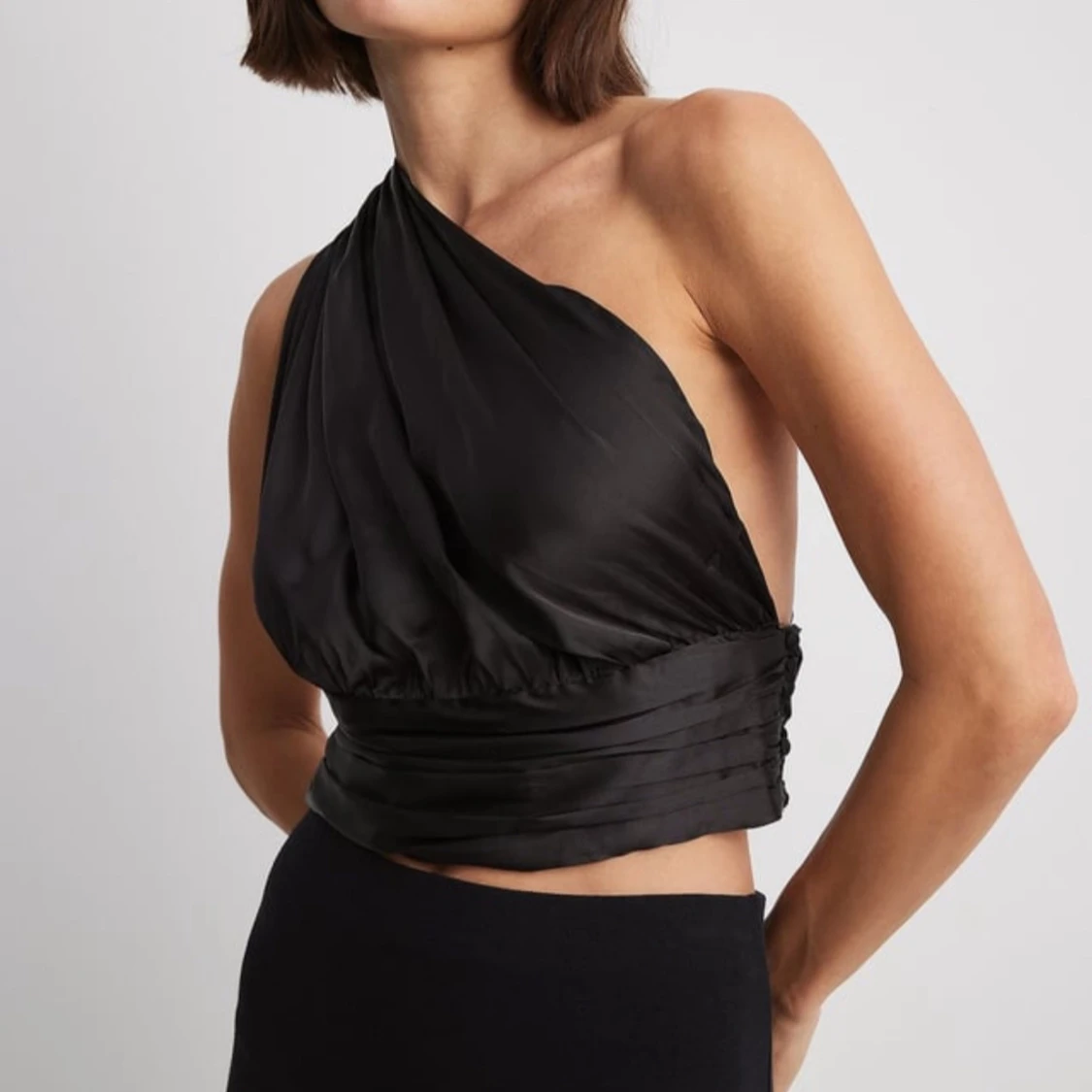 Svart one-shoulder topp