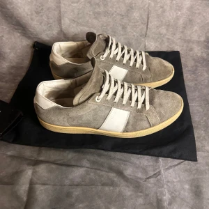 Saint laurent SL/02 - fint skick| Size 41 passar 42  | Följare får 100 kr rabbat | fraktar spårbart inom 24 timmar med PostNord eller instabox | inget medföljer 
