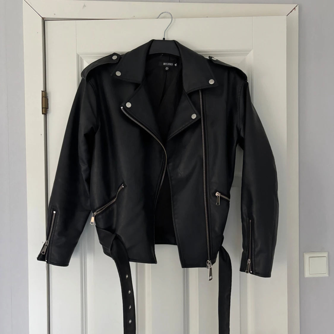 Svart skinnjacka med dragkedja