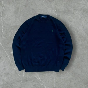 Mörkblå stickad tröja från Polo Ralph Lauren - Säljer en stilren mörkblå tröja från Polo Ralph Lauren. Den är i 10/10 skick. Storlek L. Fråga om du har frågor 