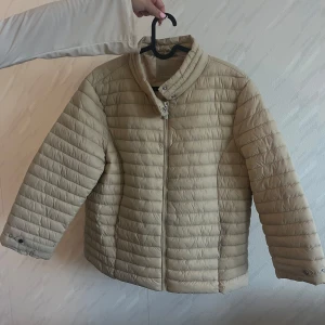 trekvarts  jacka - Säljer en stilren beige trekvarts jacka med dragkedja och knappar vid kragen.  pris kan diskuteras! ☀️☀️