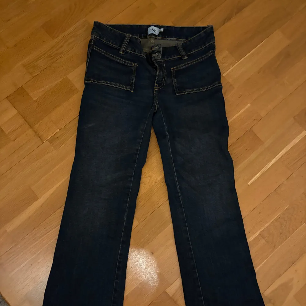 Snygga mörkblå bootcut jeans med låg midja. Jätte bra skicka . Farkut & Housut.