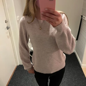 Ljuslila stickad tröja - Säljer en ljuslila/ ljusrosa stickad tröja med rund hals och långa ärmar. Tröjan har en mjuk och bekväm passform. Inte använd särskilt mycket men är dock någorlunda nopprig vilket syns på bilderna🩷