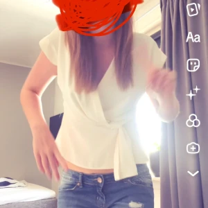 Topp - Säljer min virala topp från Zara, den har blivit för liten på mig och kommer inte till användning längre. Knappt använd ens. Köpt för 400kr. Skickar gärna mer bilder och priset kan diskuteras.