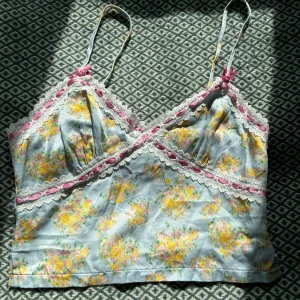 Linne med blommor och spets detaljer  - Linne prefekt för sommaren från Urban Outfitters med blommor och spets. Enbart använd ett fåtal gånger. Finns dragkedja vid sidan.