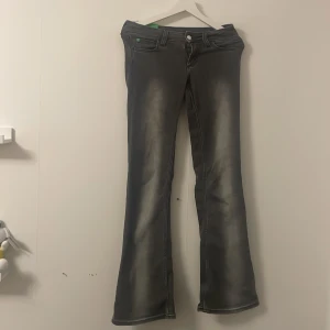 Lågmidjade Grå bootcut jeans  - Snygga grå bootcut jeans från chep monday alltså Weekday w27 l32