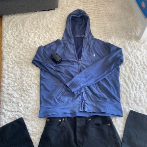 Blå hoodie från Polo Ralph Lauren - Säljer nu min Ralph lauren half zip då den sitter lite för baggy på mig, den är storlek L, Självklart 100% äkta och är  använd några gånger men är i väldigt bra skick, Säljer den nu för 800 kr men priset är inte hugget i sten
