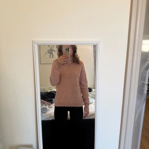 Rosa stickad tröja från VILA - Säljer en mysig rosa stickad tröja från VILA. Tröjan har en klassisk design med långa ärmar och ribbade kanter vid hals, ärmslut och nederkant. Perfekt för kyligare dagar! Använd max 5 gånger.