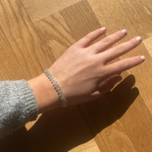 Glittrigt silverarmband - Snyggt Stockholm still armband i silver med cubic zircona stenar. Armbandet har en justerbar kedja och ett klassiskt lås. 