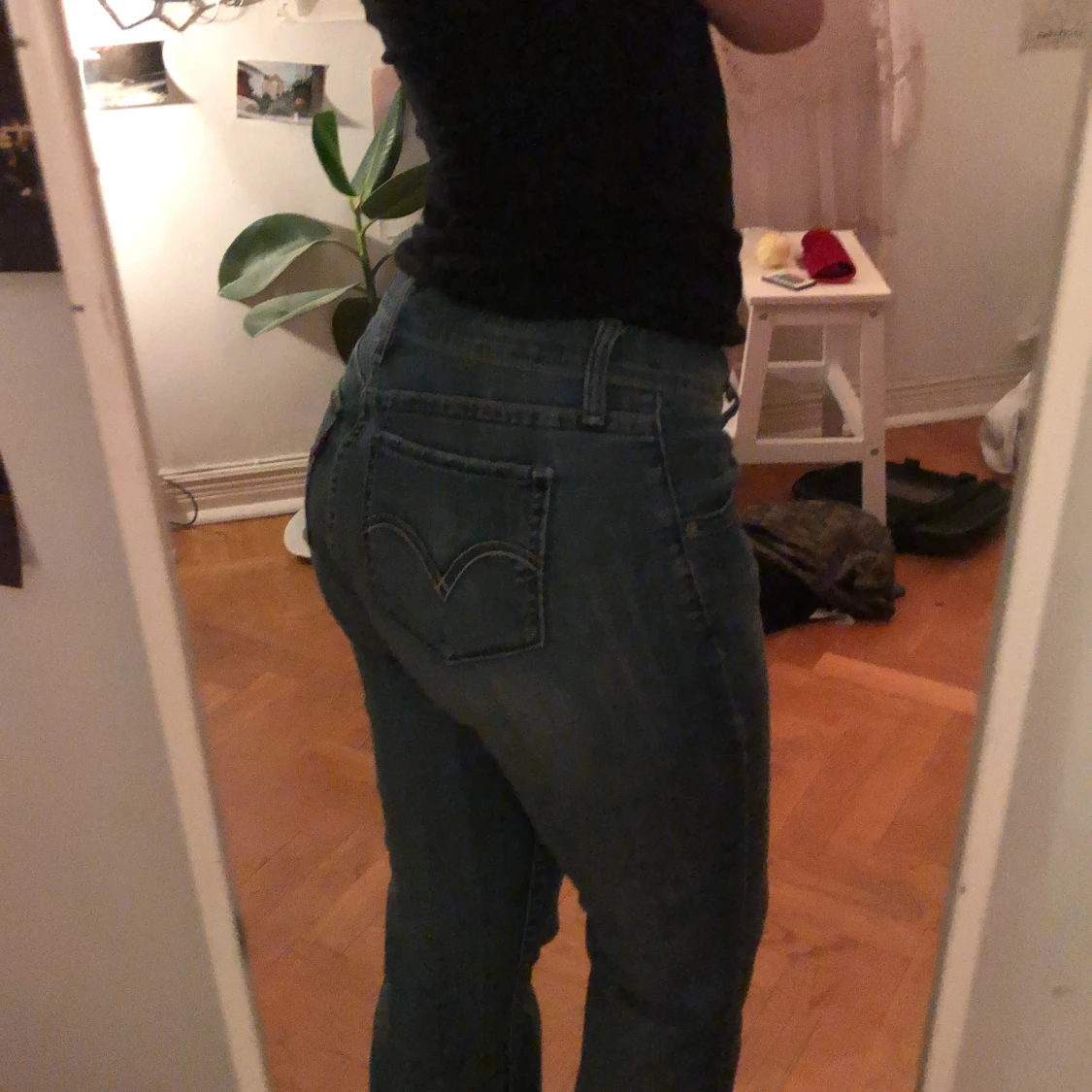 Blå jeans med curvy cut - 1