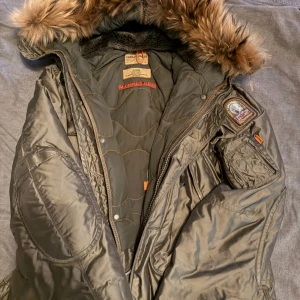 Parajumpers jacka  - En nästan ny parajumpers jacka använd typ 2/3 gånger äkta pris kan diskuteras köpt för 12 tusen .