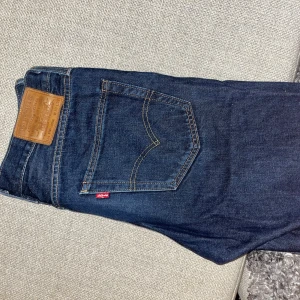 Mörkblå Levis Stay Loose Jeans - Levis stay loose jeans. Storlek 30/32. Lös passform.