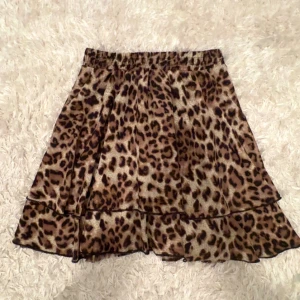 Leopardmönstrad kjol från Raglady - Leopardmönstatd kjol från Raglady🌟 Lite slitningar i sömmarna längst ner tror att den inte är använd mycket tyvärr😕 Stl S/M 💓