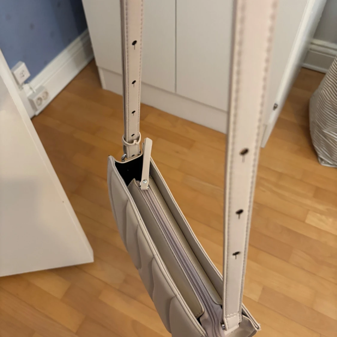 Beige quiltad axelväska - 1