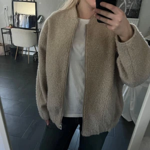 Jacka från Zara - Snygg oversized bomberjacka från Zara. Storlek M-L men sitter snyggt!! 💖 