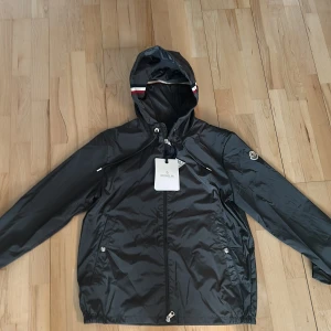 Moncler vindjacka grå - Grå moncler vindjacka 