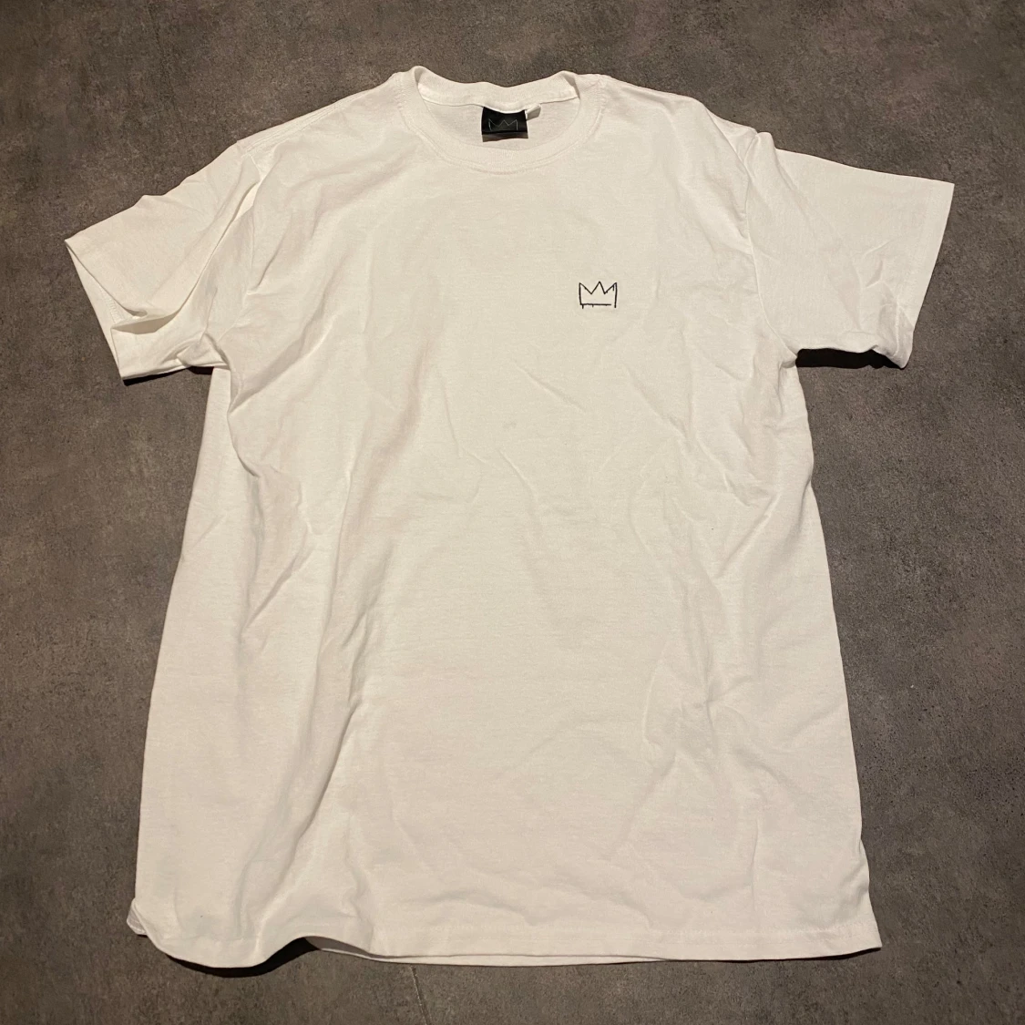 Vit t-shirt med turnétryck