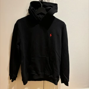 Ralph lauren hoodie M - Ralph Lauren hoodie nypris 2500kr storlek M. Fint skick, säljs då den är lite för tajt på mig i armarna. Hör av er vid frågor och funderingar! Priset är inte hugget i sten.