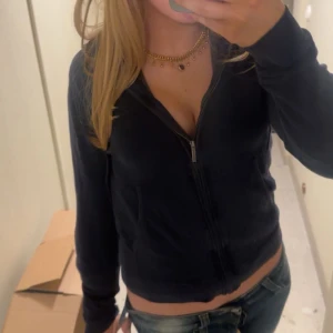 jättefin zip up tröja/kofta - Säljer min skitsnygga tröja/kofta då jag behöver pengar💗