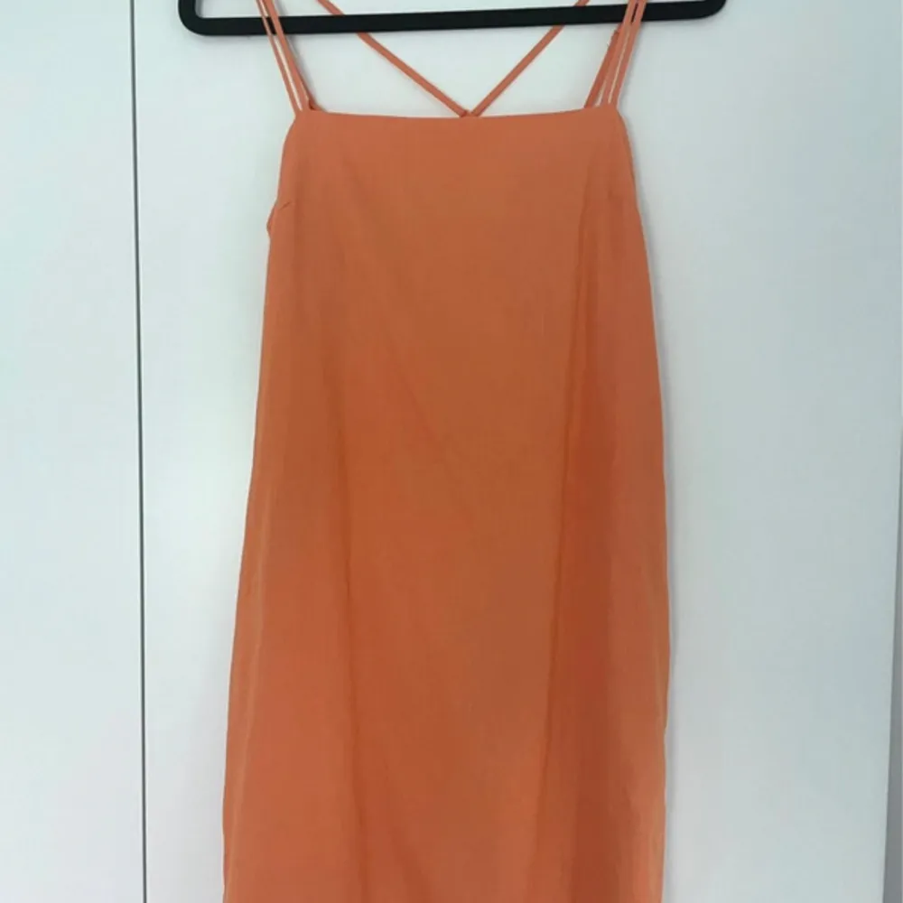 Orange klänning från H&M i strl 34. Fick begagnad men jag har aldrig använt. Justerbara band i bak samt dragkedja i sidan.. Mekot.