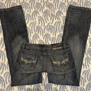 Jeans - Vintage Low Waist raka jeans med embroider 🤩köpta second men tyvärr för små för mig 😫😫