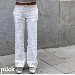 Vita linnebyxor från Aloha - Säljer nu mina super snygga vita linnebyxor från Alobha. Helt slutsålda på hemsidan.                             Storlek M