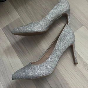 Klackar  - Glittriga klackar endast testade, strl 38 nypris 699kr