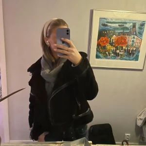 Svart jacka med teddy detaljer  - En svart jacka från Zara i mocca med teddy detaljer runt ärmarna, kragen och vid midjan, det är även teddy material i jackan💕