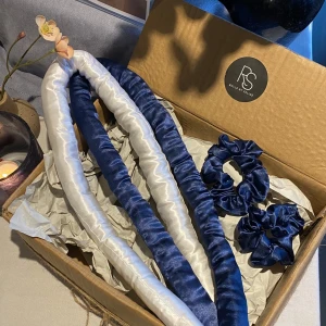 Heatless Curls, CURLS KIT, Lockigt resultat - Vi driver ett UF företag där vi säljer utvecklade heatless-curls som är både bekvämare att sova i, lättare att använda, skonsamma mot håret och samtidigt ger underbart resultat! I detta CURLS KIT ingår 1 Curls rulle i satin fylld med bomull, 3 scrunchies i satin samt en sovmössa i satin för att hålla allt på plats under natten men som också motverkar friss. Perfekt för att skapa vackra lockar utan värme.🤩 Finns i färgerna Mörkgrön💚Vinröd♥️Marinblå💙