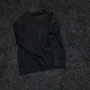 Marinblå tröja - Inte så vitsmutsig som det ser ut på bild 1 men tvättar den ändå såklart också innan frakt. Skönt material. Pris kan diskuteras! Hör av dig vid frågor eller fler bilder.