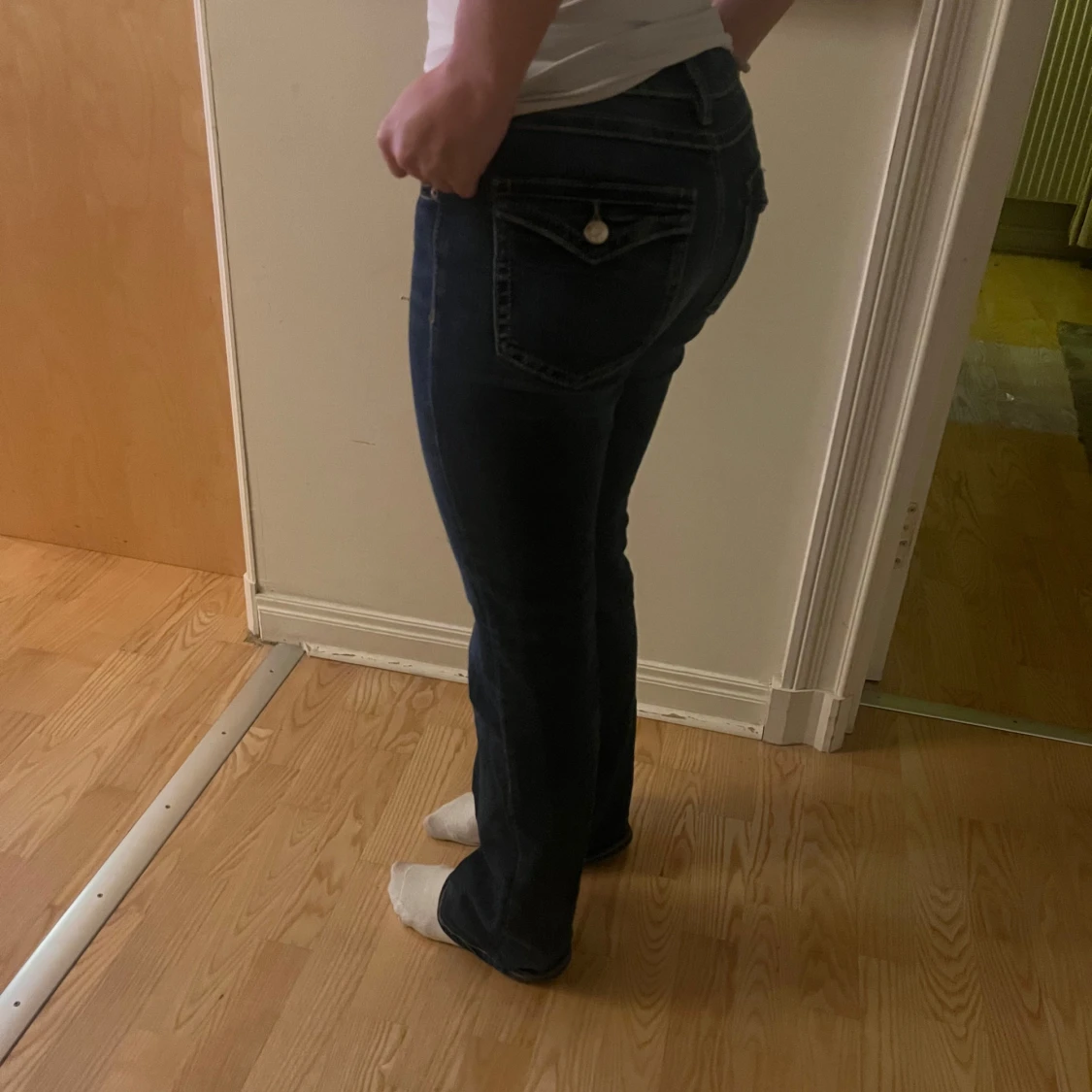 Mörkblå jeans med bootcut - 1
